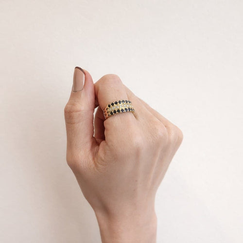 https://18carats.fr/wp-content/uploads/2026/01/33775-34489-Bague-en-or-jaune-diamants-et-saphirs.jpg