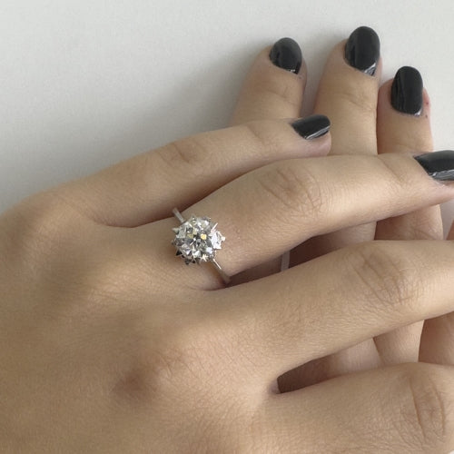 https://ledial.it/app/uploads/2025/05/33443-anello-platino-solitario-diamanti-indossato_sito.jpg
