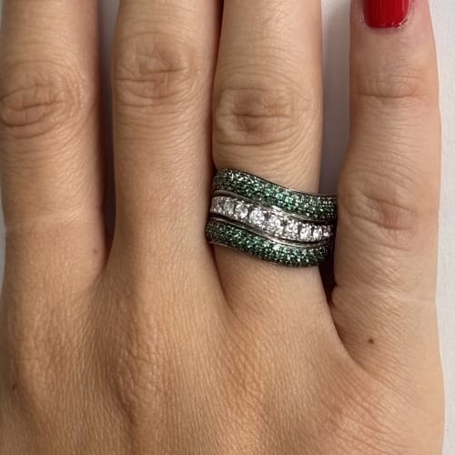 Bague 57 Bague bande ondulée en or blanc 18 ct, diamants et émeraudes 58 Facettes 38594