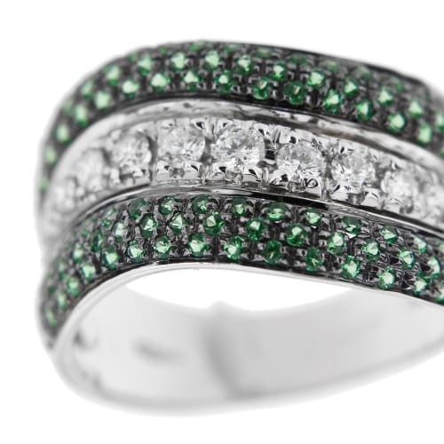 Bague 57 Bague bande ondulée en or blanc 18 ct, diamants et émeraudes 58 Facettes 38594