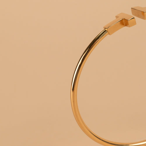 https://cdn.shopify.com/s/files/1/0940/1971/5447/files/bracelet-cartier-or-luxe-marque.jpg?v=1789385549