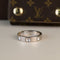 https://cdn.shopify.com/s/files/1/0940/1971/5447/files/bague-louis-vuitton-empreinte-or-blanc.jpg?v=1789072003