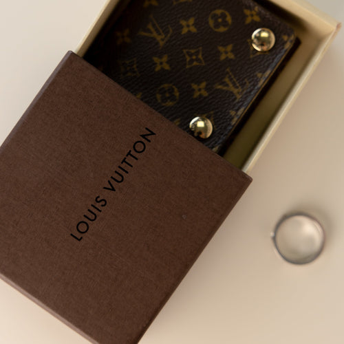 https://cdn.shopify.com/s/files/1/0940/1971/5447/files/bague-louis-vuitton-empreinte.jpg?v=1789072082