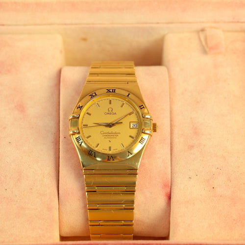 https://cdn.shopify.com/s/files/1/0940/1971/5447/files/omega-homme-constellation-or-jaune.jpg?v=1789998263