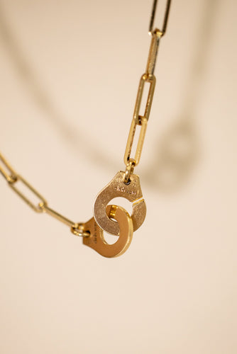 https://cdn.shopify.com/s/files/1/0940/1971/5447/files/menottes-inh-van-r12-collier.jpg?v=1789073957