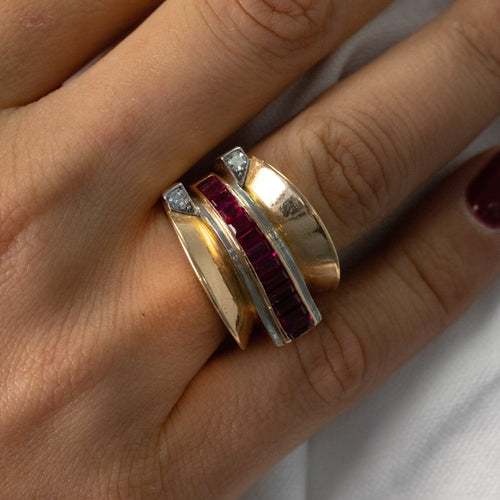 https://cdn.shopify.com/s/files/1/0940/1971/5447/files/bague-tank-rubis-diamants-portee.jpg?v=1791565048
