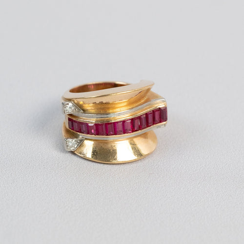 https://cdn.shopify.com/s/files/1/0940/1971/5447/files/bague-tank-rubis-diamants-portee-gros-plan.jpg?v=1791565084