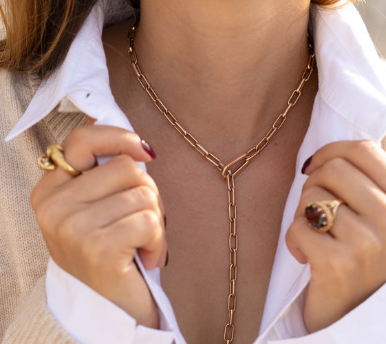 https://cdn.shopify.com/s/files/1/0940/1971/5447/files/collier-chopard-or-jaune-porte.jpg?v=1791570151
