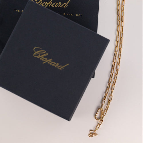 https://cdn.shopify.com/s/files/1/0940/1971/5447/files/collier-chopard-or-jaune-Maglia-rectangulaire.jpg?v=1791570127