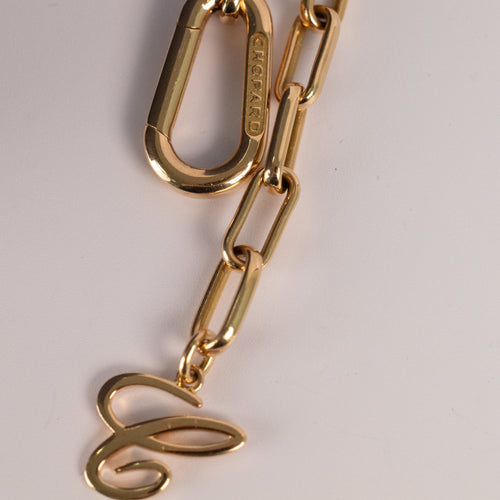 https://cdn.shopify.com/s/files/1/0940/1971/5447/files/collier-chopard-fermoir-ovale-grave.jpg?v=1791570225