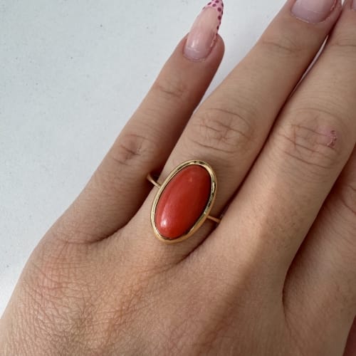 https://ledial.it/app/uploads/2026/10/42670-anello-oro-corallo-rosso-cabochon_indossato_sito-51.jpg