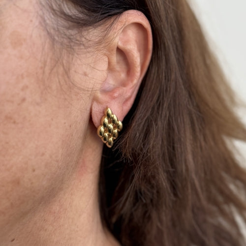 https://ledial.it/app/uploads/2025/10/38668-orecchini-lobo-oro-maglia-panthere_indossato_sito.jpg