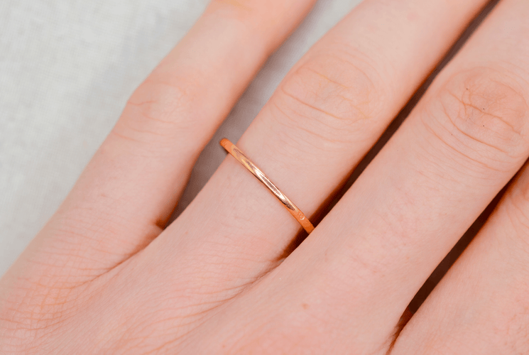 https://cdn.shopify.com/s/files/1/0963/7950/2920/files/Giftering-biseautee-en-Or-jaune-18-carats-Giftering-mariage.png?v=1791898505