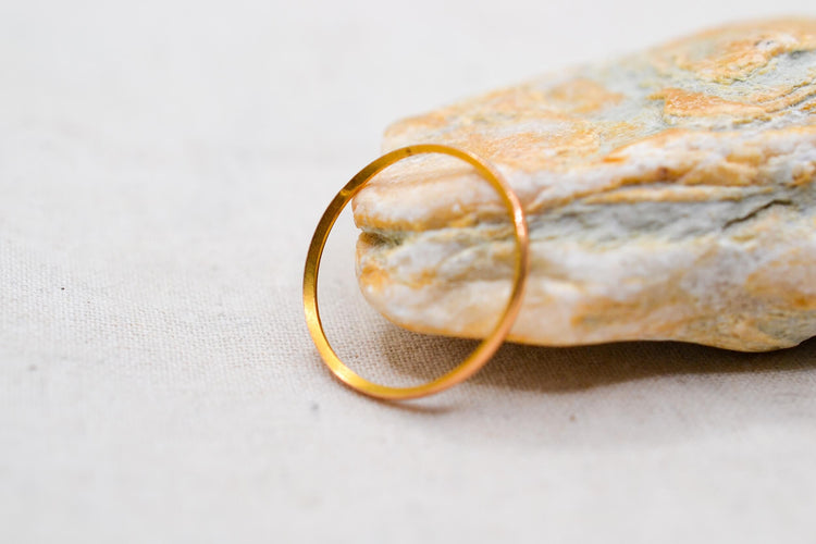 https://cdn.shopify.com/s/files/1/0963/7950/2920/files/Giftering-biseautee-en-Or-jaune-18-carats-Giftering-femme.jpg?v=1791898492