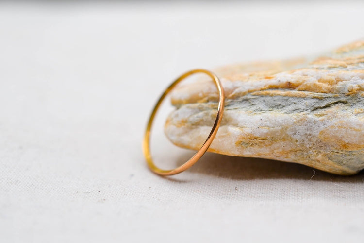 https://cdn.shopify.com/s/files/1/0963/7950/2920/files/Giftering-biseautee-en-Or-jaune-18-carats-Giftering-vintage.jpg?v=1791898480