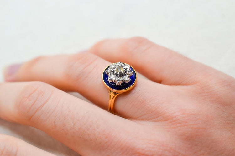 https://cdn.shopify.com/s/files/1/0963/7950/2920/files/bague-en-or-jaune-ornee-d-une-plaque-d-email-bleue-foncee-surmontee-de-diamants-et-d-oxydes-formant-une-etoile-bague-de-seconde-main.jpg?v=1791901344