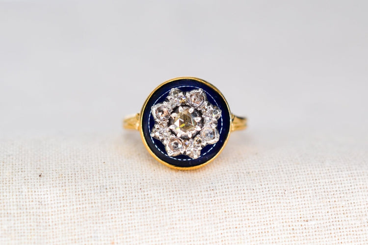 https://cdn.shopify.com/s/files/1/0963/7950/2920/files/bague-en-or-jaune-ornee-d-une-plaque-d-email-bleue-foncee-surmontee-de-diamants-et-d-oxydes-formant-une-etoile-bague-vintage.jpg?v=1791901292