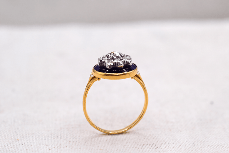 https://cdn.shopify.com/s/files/1/0963/7950/2920/files/bague-en-or-jaune-ornee-d-une-plaque-d-email-bleue-foncee-surmontee-de-diamants-et-d-oxydes-formant-une-etoile-bague-retro.png?v=1791901305