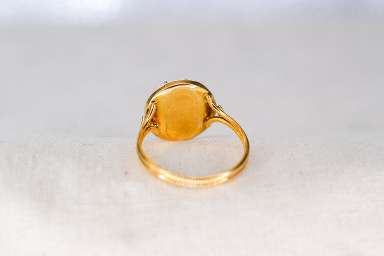 https://cdn.shopify.com/s/files/1/0963/7950/2920/files/bague-en-or-jaune-ornee-d-une-plaque-d-email-bleue-foncee-surmontee-de-diamants-et-d-oxydes-formant-une-etoile-bague-eco-responsable.jpg?v=1791901330