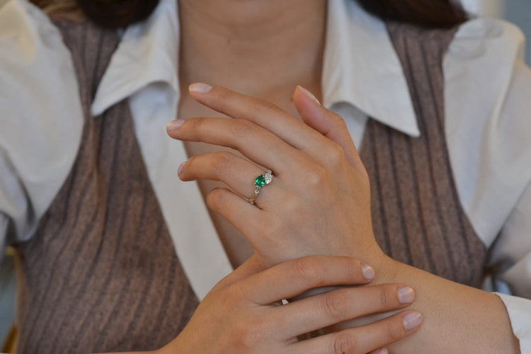 Bague 54 Bague émeraude et diamants en or 18 carats 58 Facettes 27554