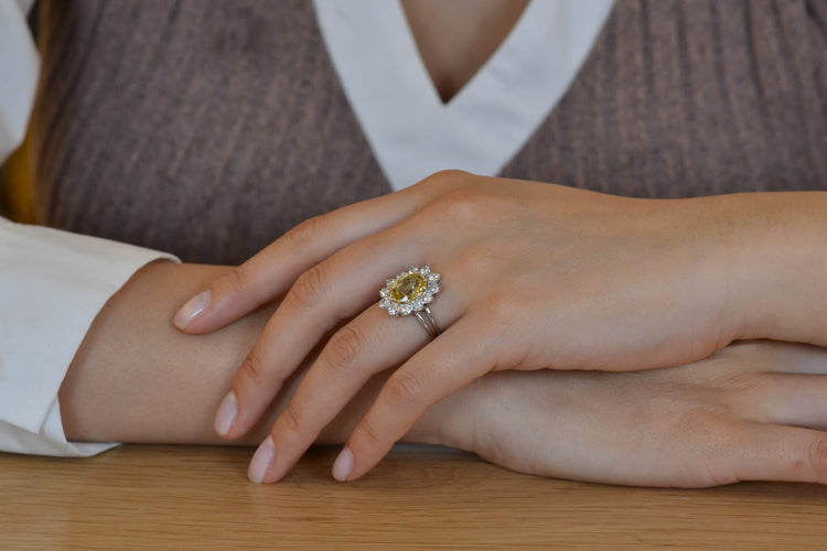 Bague 50.5 Bague saphir jaune de Ceylan 4,68 ct et diamants en or jaune 18k 58 Facettes 27550-27181
