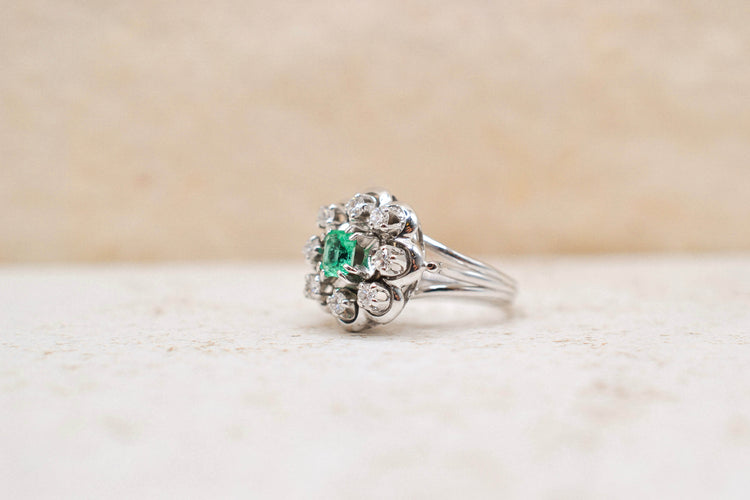 https://cdn.shopify.com/s/files/1/0963/7950/2920/files/bague-or-blanc-diamants-emeraude.jpg?v=1792577173
