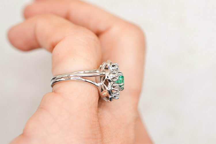 https://cdn.shopify.com/s/files/1/0963/7950/2920/files/bague-ancienne-vintage-or-blanc-flocon.jpg?v=1792577172