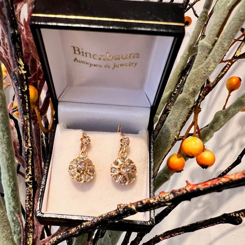 Boucles d'oreilles Boucles d’oreilles dormeuses en or 18k et diamants taille rose 58 Facettes 2E6DBF8EECAC4B5D8FFCB15528EF8977