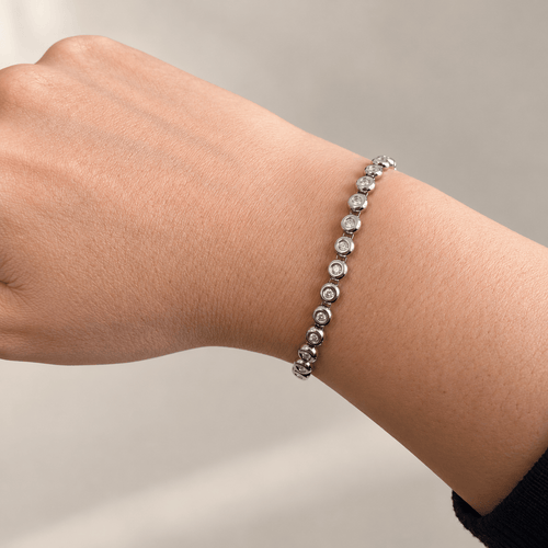 Delikat tennisarmbånd på håndleddet.png