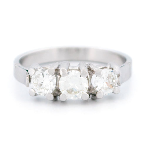 Bague 53 Bague trilogie en platine avec diamants taille ancienne 58 Facettes 0472804AB5EE4A159037190DC21CD41A