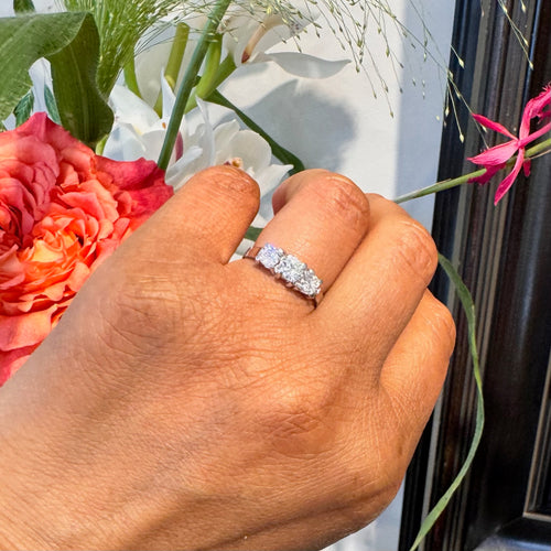 Bague 53 Bague trilogie en platine avec diamants taille ancienne 58 Facettes 0472804AB5EE4A159037190DC21CD41A