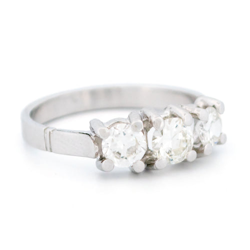 Bague 53 Bague trilogie en platine avec diamants taille ancienne 58 Facettes 0472804AB5EE4A159037190DC21CD41A