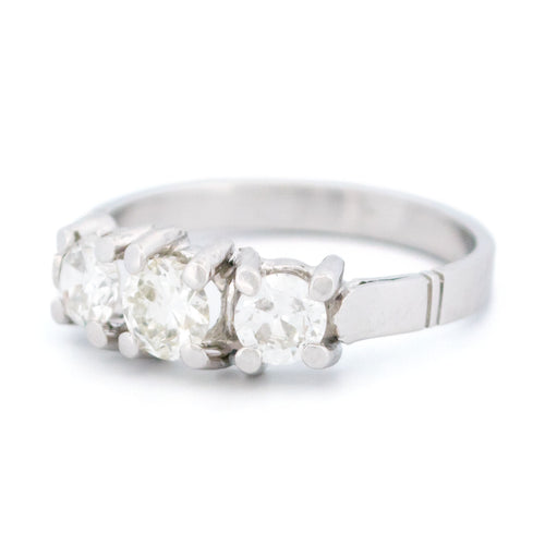 Bague 53 Bague trilogie en platine avec diamants taille ancienne 58 Facettes 0472804AB5EE4A159037190DC21CD41A