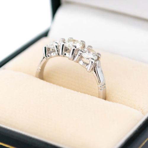 Bague 53 Bague trilogie en platine avec diamants taille ancienne 58 Facettes 0472804AB5EE4A159037190DC21CD41A