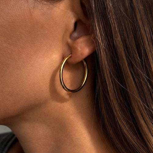 https://cdn.shopify.com/s/files/1/0943/8576/6747/files/larges-creoles-or-jaune-18-carats.jpg?v=1792678940