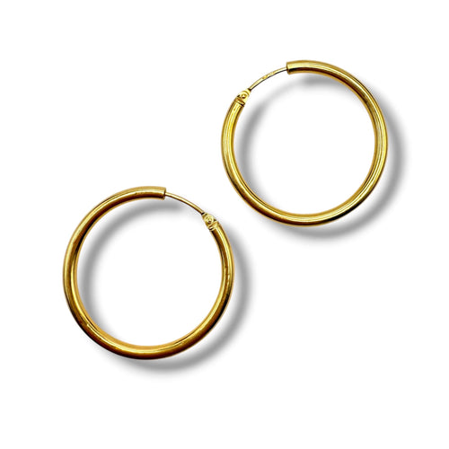 https://cdn.shopify.com/s/files/1/0943/8576/6747/files/creoles-or-jaune-18-carats-rondes.jpg?v=1792679001