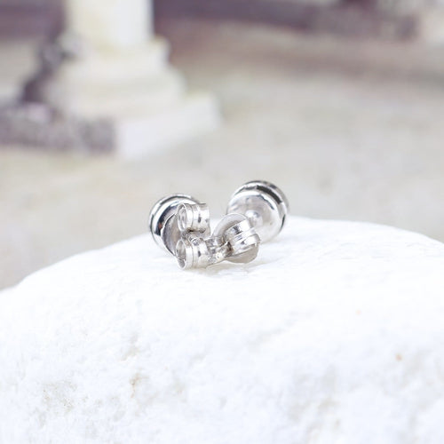 Boucles d'oreilles Boucles d’oreilles en or blanc 18k avec diamants, 0,04 ct 58 Facettes 2B-AA