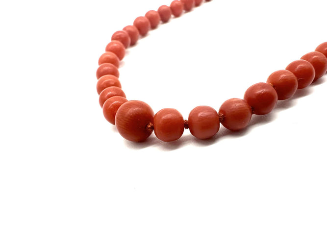 Collier Collier en or jaune 750 et corail 58 Facettes Z1351779