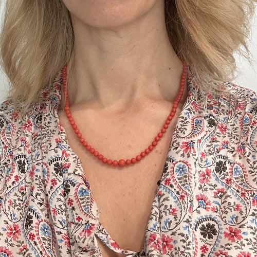 Collier Collier en or jaune 750 et corail 58 Facettes Z1351779
