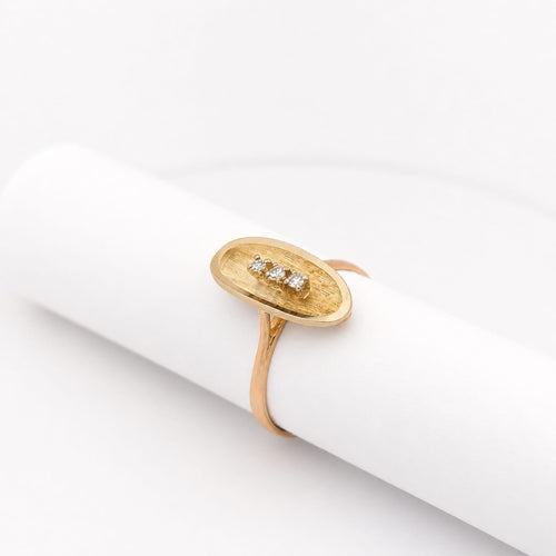 https://18carats.fr/wp-content/uploads/2024/04/29585-37246-Bague-en-or-jaune-et-diamants.jpg