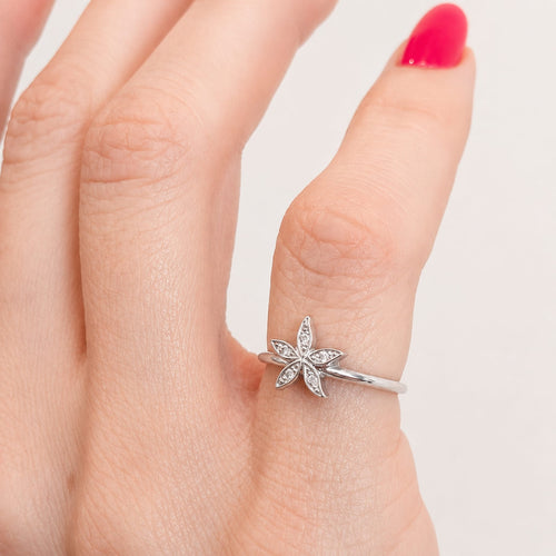 Bague 48 Bague fleur en or blanc et diamants 58 Facettes 30091