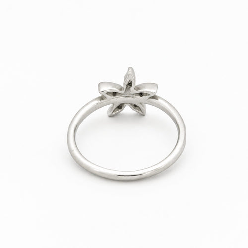 Bague 48 Bague fleur en or blanc et diamants 58 Facettes 30091