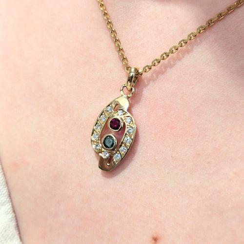 https://18carats.fr/wp-content/uploads/2024/11/31224-31674-Pendentif-or-jaune-diamant-rubis-et-emeraude-scaled.jpg