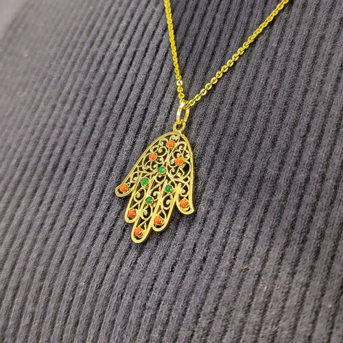 Pendentif Pendentif main en or jaune, corail et calcédoine 58 Facettes 31897