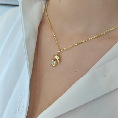 https://18carats.fr/wp-content/uploads/2025/05/32268-33539-Pendentif-Dauphin-en-or-jaune-et-perle-scaled.jpg
