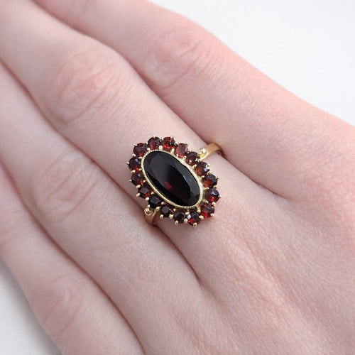 https://18carats.fr/wp-content/uploads/2025/10/32826-36040-Bague-en-or-jaune-et-grenats.jpg