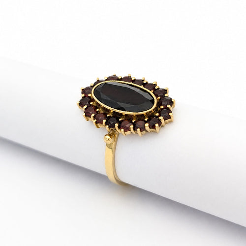 https://18carats.fr/wp-content/uploads/2025/10/32826-37551-Bague-en-or-jaune-et-grenats.jpg