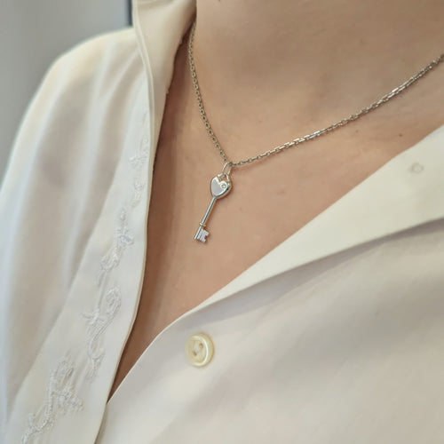 https://18carats.fr/wp-content/uploads/2025/06/32314-33636-Pendentif-Tiffany-Co-Return-to-Tiffany-Cle-Coeur-en-argent-et-diamant-scaled.jpg
