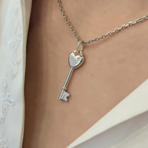 https://18carats.fr/wp-content/uploads/2025/06/32314-33635-Pendentif-Tiffany-Co-Return-to-Tiffany-Cle-Coeur-en-argent-et-diamant-scaled.jpg