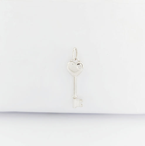 32314-33203-Pendentif-Tiffany-Co-Return-to-Tiffany-Cle-Coeur-en-argent-et-diamant-scaled.jpg